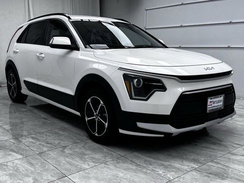 Used 2023 Kia Niro EX image 2