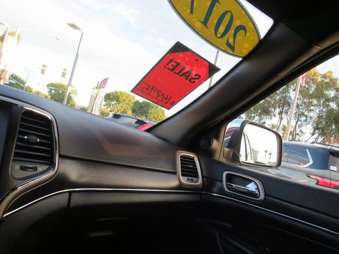 Used 2017 Jeep Grand Cherokee Limited image 29