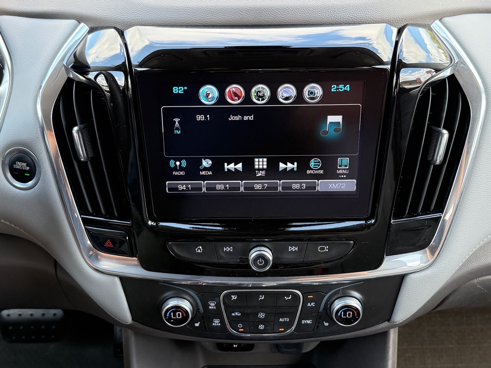 Used 2018 Chevrolet Traverse LT w/ LPO, Floor Liner Package FWD image 18