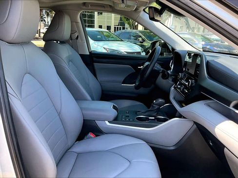 Used 2024 Toyota Highlander XLE image 9