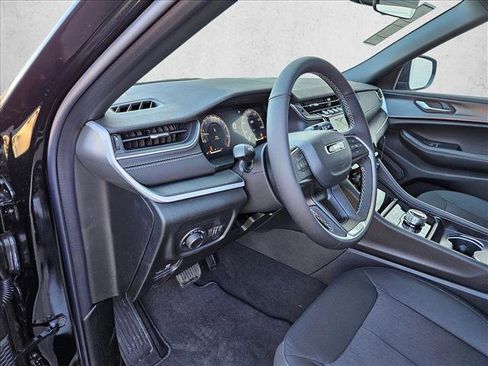 New 2025 Jeep Grand Cherokee L Laredo image 3