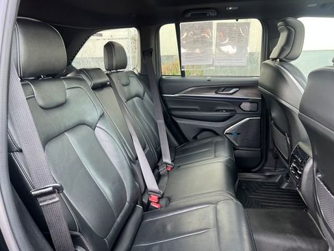 Used 2023 Jeep Grand Cherokee Overland w/ Luxury Tech Group IV image 13