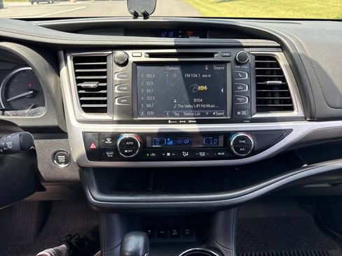 Used 2019 Toyota Highlander SE AWD/4WD image 25