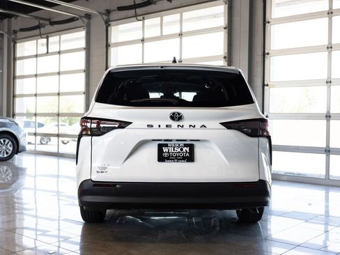 Used 2026 Toyota Sienna LE FWD image 4