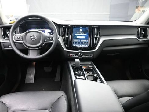 Used 2024 Volvo XC60 B5 Core AWD/4WD image 9