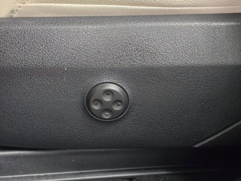 Used 2025 Mercedes-Benz GLC 300 4MATIC image 30