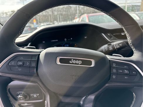 Used 2023 Jeep Grand Cherokee Limited image 13