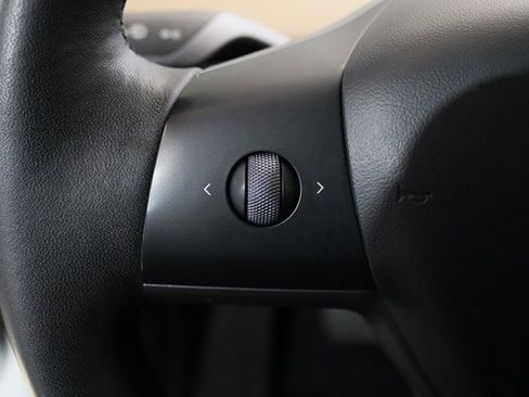 Used 2022 Tesla Model Y Long Range image 3