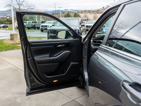 Used 2023 Toyota Highlander XLE image 18