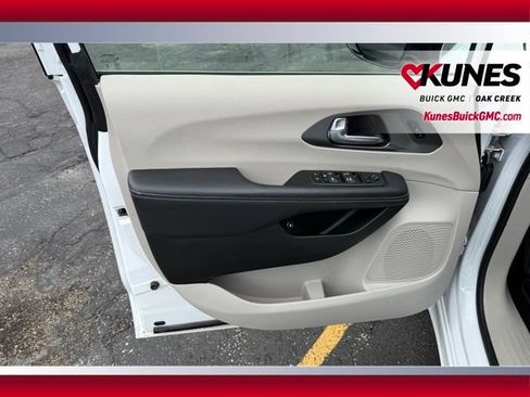 Used 2024 Chrysler Pacifica Limited FWD image 18