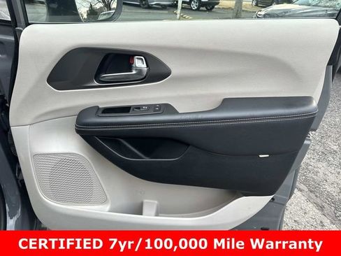 Certified 2023 Chrysler Pacifica Touring-L image 8