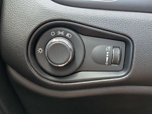 Used 2023 Jeep Renegade Latitude AWD/4WD image 29