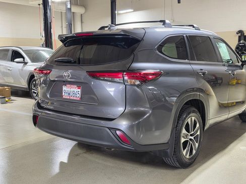 Used 2023 Toyota Highlander XLE FWD image 11