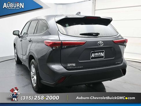 Used 2021 Toyota Highlander LE AWD/4WD image 16