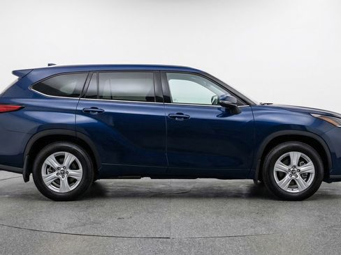 Used 2025 Toyota Highlander LE image 9