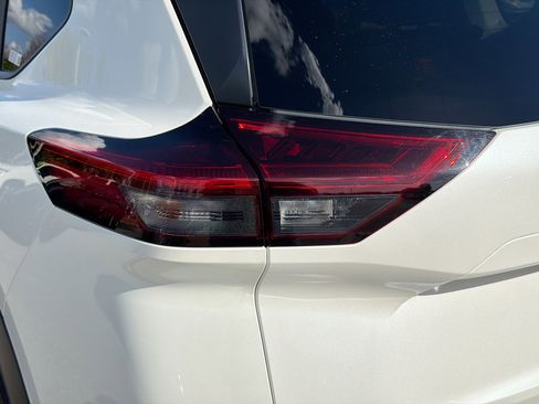 Used 2023 Nissan Rogue SV image 10