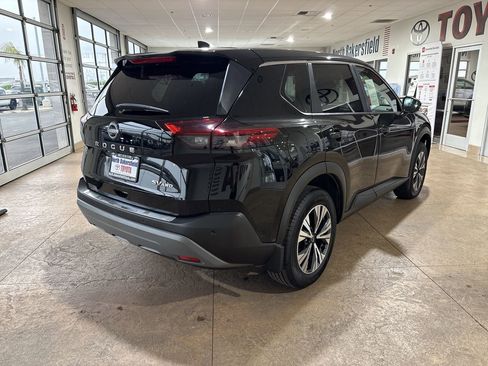 Used 2023 Nissan Rogue SV image 2