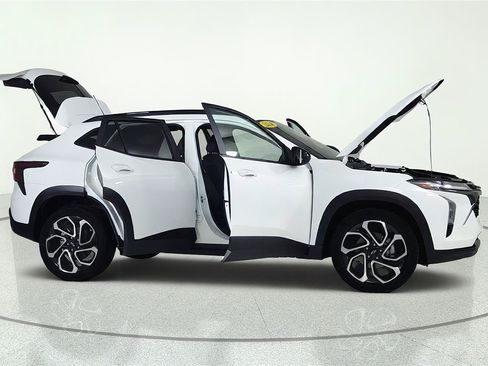 Used 2024 Chevrolet Trax RS w/ Sunroof Package FWD image 15