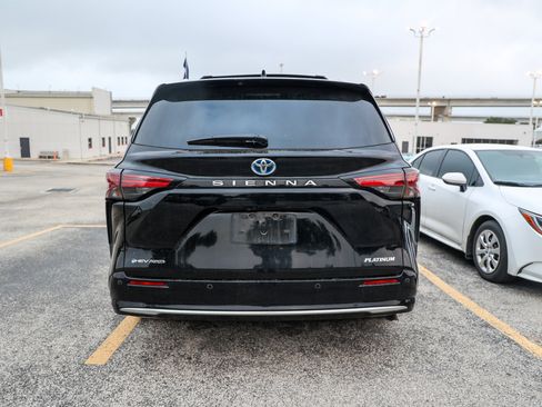 Used 2025 Toyota Sienna Platinum AWD/4WD image 9