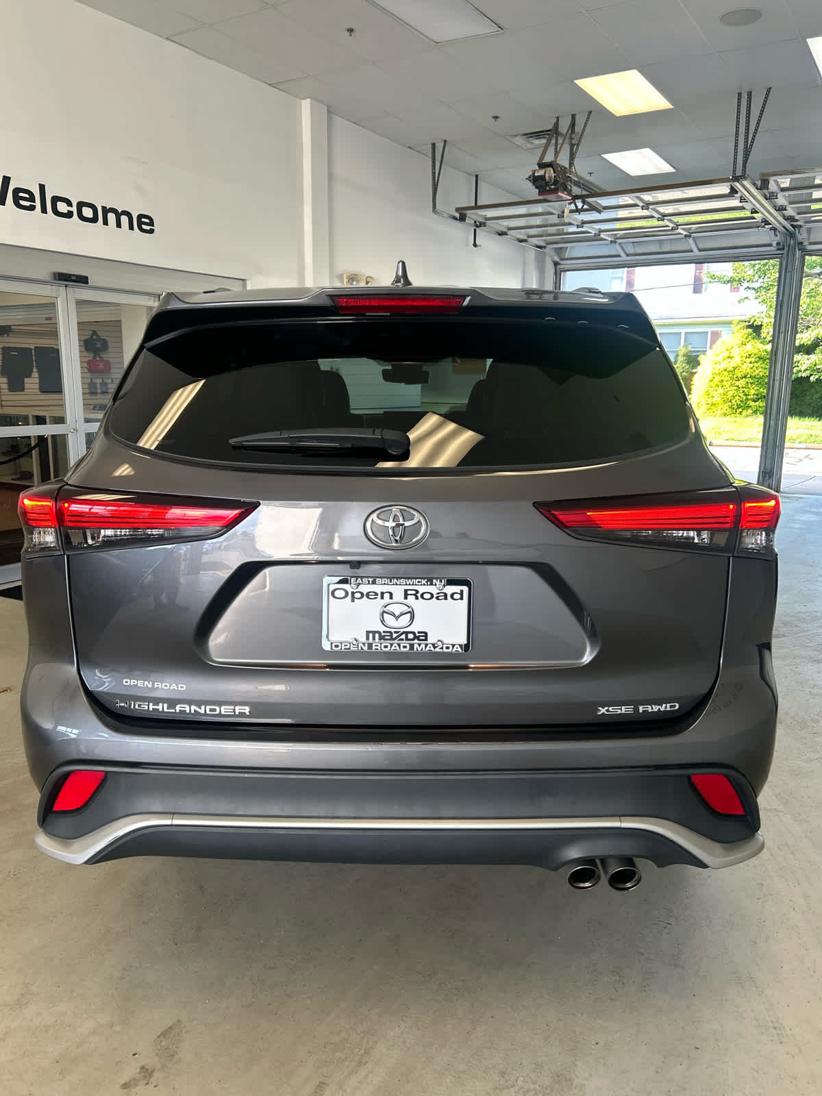 Used 2023 Toyota Highlander XSE AWD/4WD image 4