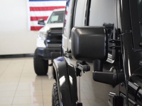 Used 2017 Jeep Wrangler Unlimited Sahara image 10