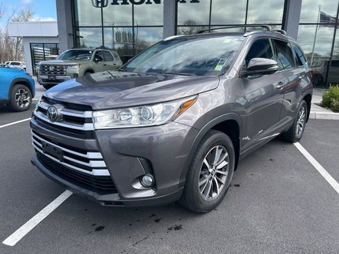 Used 2017 Toyota Highlander XLE image 2