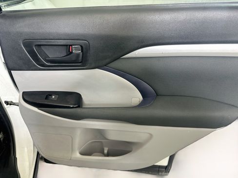 Used 2019 Toyota Highlander LE FWD image 29