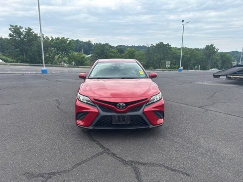 Used 2019 Toyota Camry SE FWD image 3