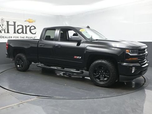 Used 2018 Chevrolet Silverado 1500 LT w/ Midnight Edition AWD/4WD image 6