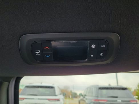 New 2026 Chrysler Pacifica Select image 18