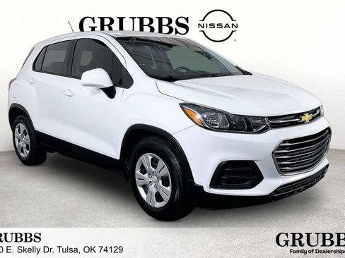 Used 2017 Chevrolet Trax LS FWD image 1