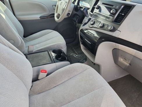Used 2012 Toyota Sienna LE w/ Towing Pkg image 19