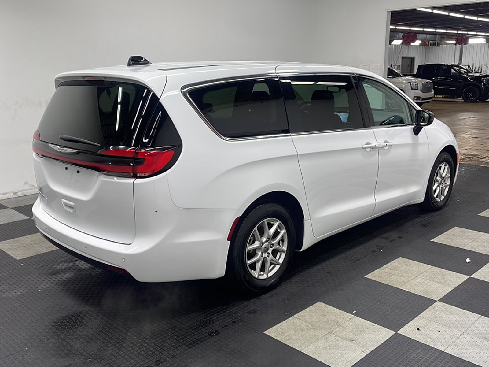 Used 2024 Chrysler Pacifica Touring-L FWD image 19