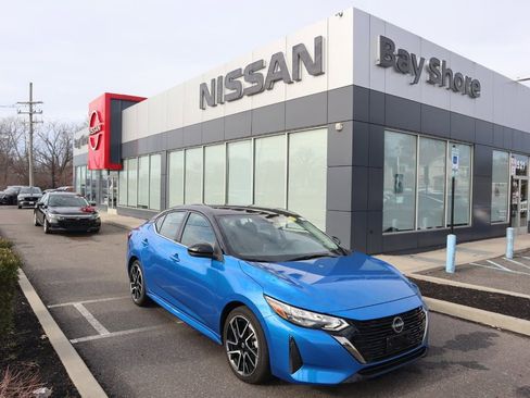 Certified 2025 Nissan Sentra SR FWD image 3