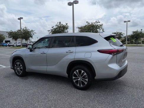 Used 2023 Toyota Highlander XLE FWD image 6