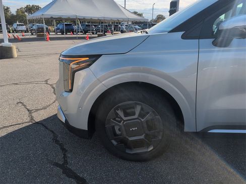 Used 2025 Kia Carnival SX image 18