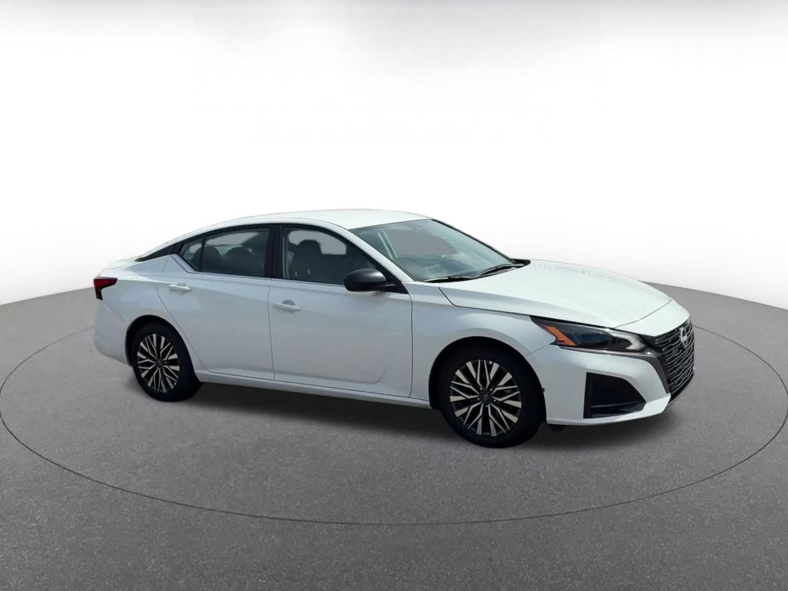 Used 2026 Nissan Altima 2.5 SV FWD image 2