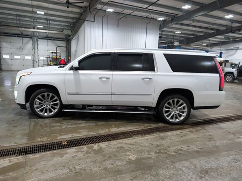 Used 2019 Cadillac Escalade ESV Premium Luxury image 5