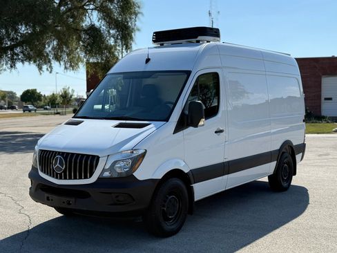 Used 2014 Mercedes-Benz Sprinter 2500 image 2