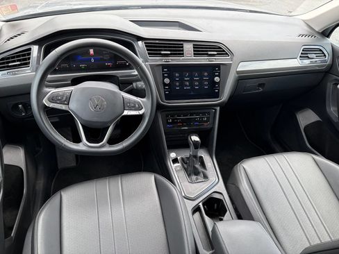 Used 2023 Volkswagen Tiguan SE w/ Panoramic Sunroof Package FWD image 12