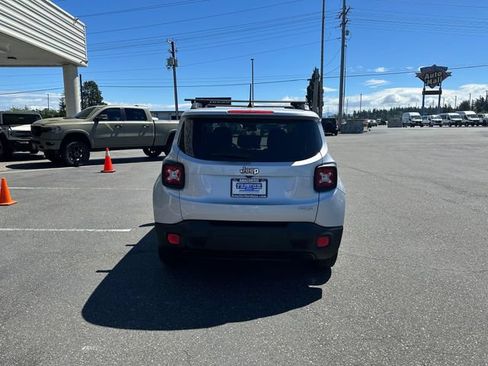 Used 2016 Jeep Renegade Latitude w/ Cold Weather Group FWD image 3