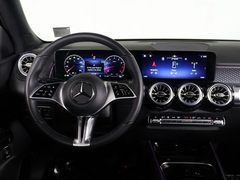 Used 2025 Mercedes-Benz GLB 250 4MATIC image 30