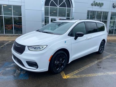 Used 2024 Chrysler Pacifica Premium