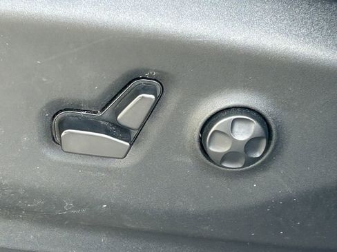 Used 2022 Chrysler Voyager LX FWD image 26