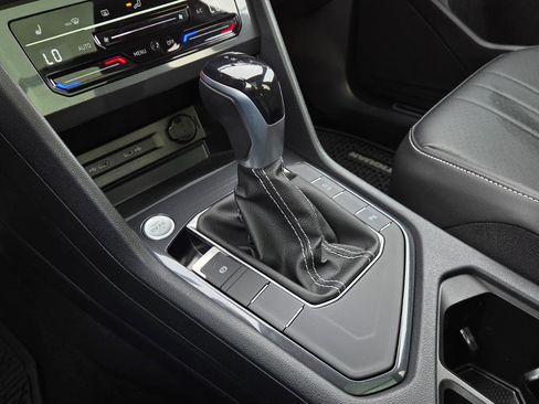 Used 2023 Volkswagen Tiguan SE R-Line image 33