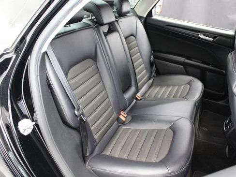 Used 2018 Ford Fusion SE w/ Equipment Group 201A FWD image 17