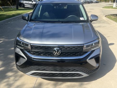 Certified 2024 Volkswagen Taos SE w/ Panoramic Sunroof Package image 3