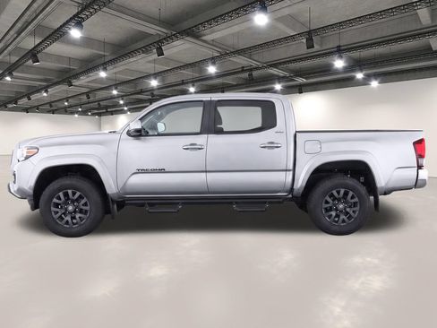 Used 2020 Toyota Tacoma SR5 RWD image 6