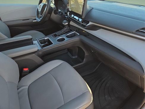 Used 2025 Toyota Sienna XLE image 12
