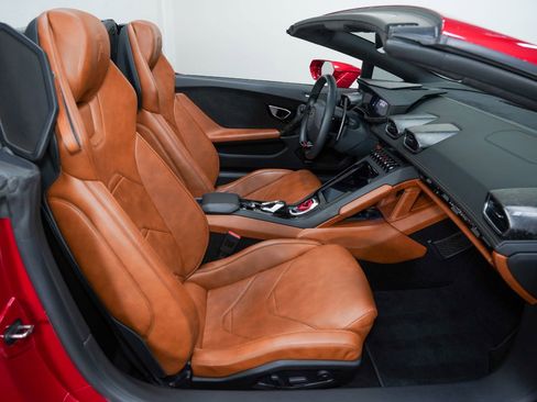 Used 2021 Lamborghini Huracan EVO image 2